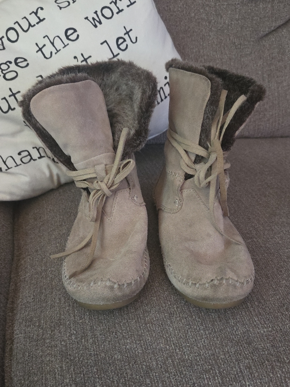 TOMS Fur-Lined Tan Leather Moccassin Boots Sz 8 1/2.